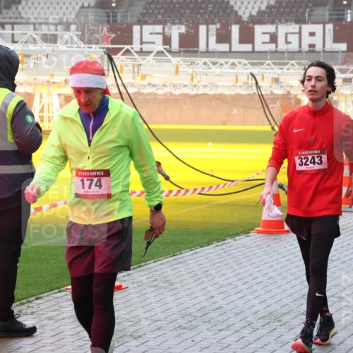 07.12.2025 - St. Pauli X-Mass-Run No. 15 Luisa Fischer http://msf.ph/oto/9384162 07.12.2025 10:14:40 Ziel 15, 174, 15, 3243, 174, 352, 1158, 2564, 2617, 2618, 2864, 2951, 3243, 4371, 4489, 4502, 4526, 4545 meine-sportfotos.de