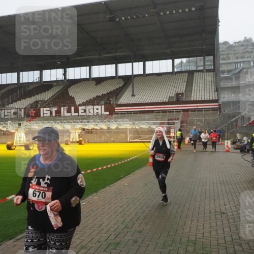 07.12.2025 - St. Pauli X-Mass-Run No. 15 Fabian Wolf http://msf.ph/oto/9384163 07.12.2025 10:11:45 Ziel 670, 2906, 2909, 3085, 3761, 3767, 3909 meine-sportfotos.de