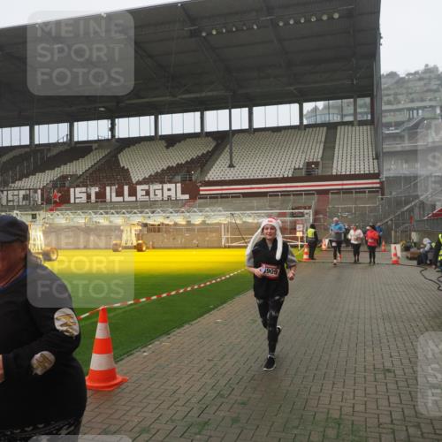 07.12.2025 - St. Pauli X-Mass-Run No. 15 Fabian Wolf http://msf.ph/oto/9384168 07.12.2025 10:11:45 Ziel 670, 2906, 2909, 3085, 3761, 3767, 3909 meine-sportfotos.de