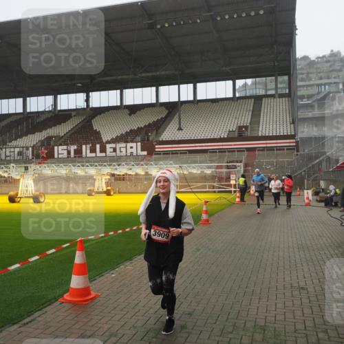 07.12.2025 - St. Pauli X-Mass-Run No. 15 Fabian Wolf http://msf.ph/oto/9384190 07.12.2025 10:11:46 Ziel 670, 2906, 2909, 3085, 3761, 3767, 3909 meine-sportfotos.de