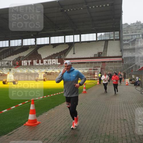 07.12.2025 - St. Pauli X-Mass-Run No. 15 Fabian Wolf http://msf.ph/oto/9384249 07.12.2025 10:11:49 Ziel 670, 1687, 2906, 2909, 3085, 3761, 3767, 3909, 3932, 3935 meine-sportfotos.de