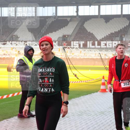 07.12.2025 - St. Pauli X-Mass-Run No. 15 Luisa Fischer http://msf.ph/oto/9384265 07.12.2025 10:14:51 Ziel 352, 174, 352, 1158, 2564, 2617, 2618, 2864, 3243, 3481, 3565, 4489, 4502, 4508, 4526, 4545 meine-sportfotos.de