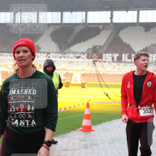 07.12.2025 - St. Pauli X-Mass-Run No. 15 Luisa Fischer http://msf.ph/oto/9384277 07.12.2025 10:14:52 Ziel 352, 174, 352, 1158, 2564, 2617, 2618, 2864, 3243, 3481, 3565, 4489, 4502, 4508, 4526, 4545 meine-sportfotos.de