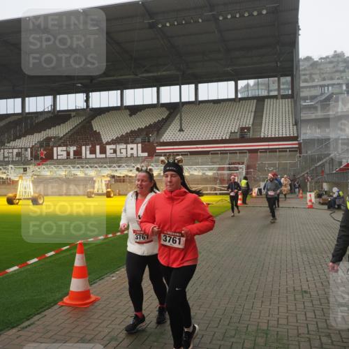 07.12.2025 - St. Pauli X-Mass-Run No. 15 Fabian Wolf http://msf.ph/oto/9384326 07.12.2025 10:11:53 Ziel 670, 756, 1687, 1688, 2906, 3761, 3767, 3909, 3932, 3935 meine-sportfotos.de