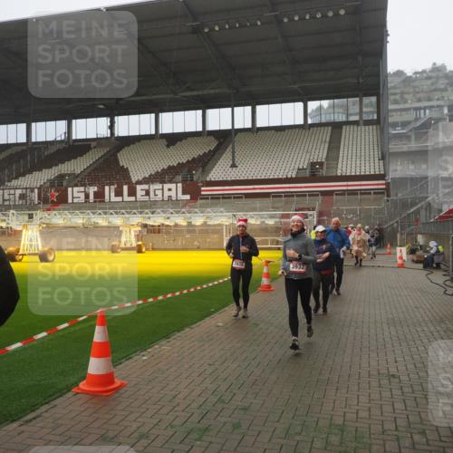 07.12.2025 - St. Pauli X-Mass-Run No. 15 Fabian Wolf http://msf.ph/oto/9384341 07.12.2025 10:11:56 Ziel 756, 1687, 1688, 2177, 2906, 3761, 3767, 3870, 3932, 3935 meine-sportfotos.de