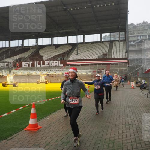 07.12.2025 - St. Pauli X-Mass-Run No. 15 Fabian Wolf http://msf.ph/oto/9384369 07.12.2025 10:11:57 Ziel 756, 1687, 1688, 1833, 2177, 2906, 3761, 3767, 3870, 3932, 3935 meine-sportfotos.de