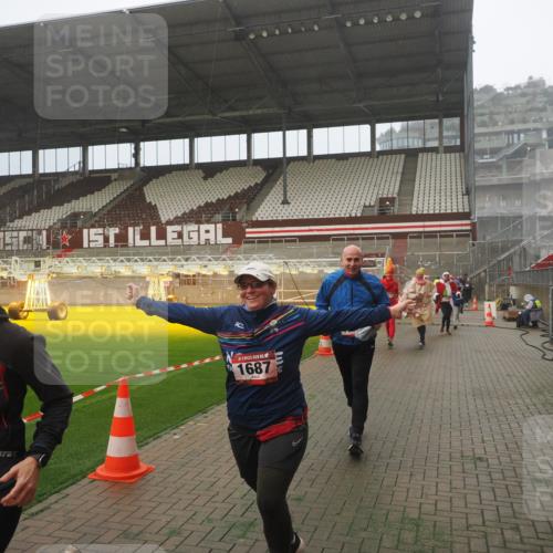 07.12.2025 - St. Pauli X-Mass-Run No. 15 Fabian Wolf http://msf.ph/oto/9384411 07.12.2025 10:11:59 Ziel 756, 1389, 1687, 1688, 1833, 2177, 2906, 3761, 3767, 3870, 3932, 3935, 4658 meine-sportfotos.de