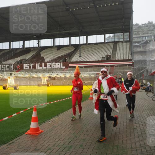 07.12.2025 - St. Pauli X-Mass-Run No. 15 Fabian Wolf http://msf.ph/oto/9384493 07.12.2025 10:12:03 Ziel 756, 1389, 1526, 1687, 1688, 1833, 2177, 2906, 3767, 3870, 3932, 3935, 4658 meine-sportfotos.de