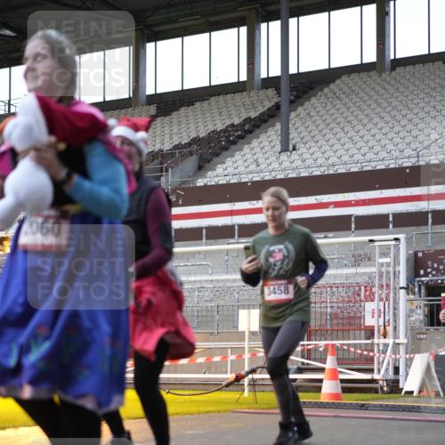 07.12.2025 - St. Pauli X-Mass-Run No. 15 Patografie http://msf.ph/oto/9384500 07.12.2025 10:27:37 Ziel 175, 2060, 2101, 2188, 2677, 3154, 3156, 3458, 3706, 3707, 3713, 3723, 3793, 4383, 4462, 4463, 4515, 4516 meine-sportfotos.de