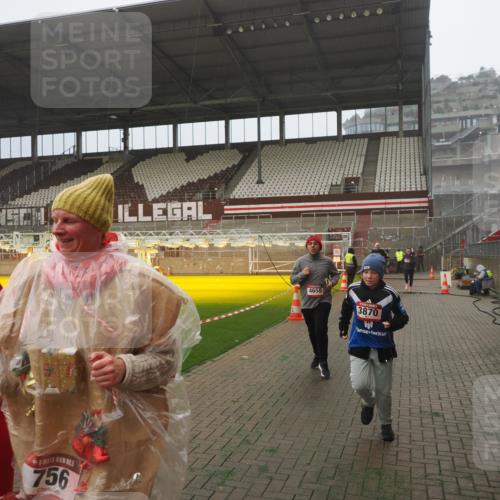 07.12.2025 - St. Pauli X-Mass-Run No. 15 Fabian Wolf http://msf.ph/oto/9384540 07.12.2025 10:12:04 Ziel 756, 1389, 1526, 1687, 1688, 1833, 2177, 2906, 3870, 3932, 3935, 4658 meine-sportfotos.de
