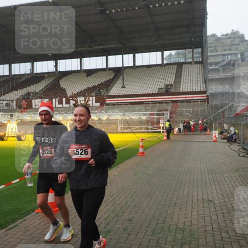 07.12.2025 - St. Pauli X-Mass-Run No. 15 Fabian Wolf http://msf.ph/oto/9384615 07.12.2025 10:12:13 Ziel 756, 1389, 1526, 1833, 2177, 3870, 4658 meine-sportfotos.de