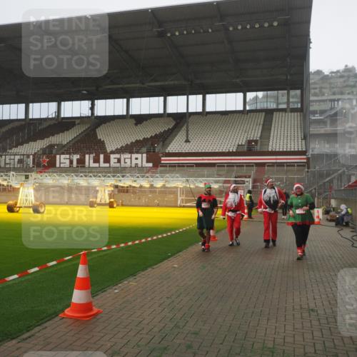 07.12.2025 - St. Pauli X-Mass-Run No. 15 Fabian Wolf http://msf.ph/oto/9384644 07.12.2025 10:12:26 Ziel 1070, 1072, 1074, 1077, 2758, 2760 meine-sportfotos.de