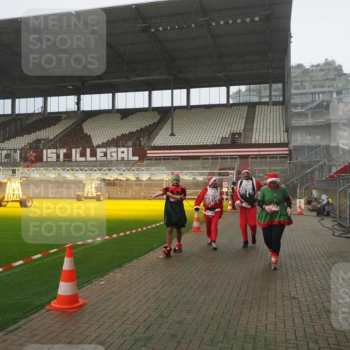 07.12.2025 - St. Pauli X-Mass-Run No. 15 Fabian Wolf http://msf.ph/oto/9384648 07.12.2025 10:12:27 Ziel 1070, 1072, 1074, 1077, 2758, 2760, 2770 meine-sportfotos.de