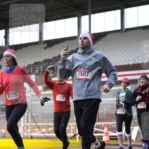 07.12.2025 - St. Pauli X-Mass-Run No. 15 Patografie http://msf.ph/oto/9384686 07.12.2025 10:28:02 Ziel 1507, 1717, 1742, 1745, 3412, 3727, 3729, 3730, 3879, 3881, 3883, 4064, 4065, 4132, 4133, 4159, 4160, 4189, 4344, 4350, 4376, 4380, 4453, 4454, 4527, 4538, 4700, 4704, 4708, 4710, 4875 meine-sportfotos.de