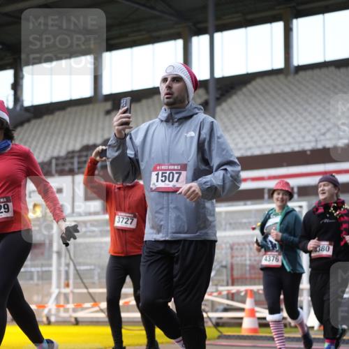 07.12.2025 - St. Pauli X-Mass-Run No. 15 Patografie http://msf.ph/oto/9384690 07.12.2025 10:28:02 Ziel 1507, 1717, 1742, 1745, 3412, 3727, 3729, 3730, 3879, 3881, 3883, 4064, 4065, 4132, 4133, 4159, 4160, 4189, 4344, 4350, 4376, 4380, 4453, 4454, 4527, 4538, 4700, 4704, 4708, 4710, 4875 meine-sportfotos.de