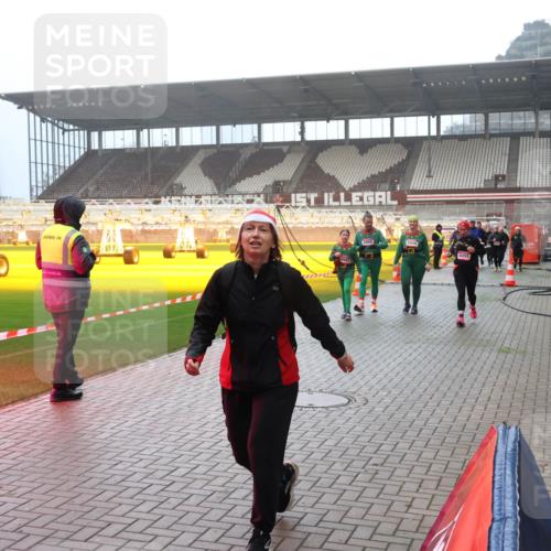 07.12.2025 - St. Pauli X-Mass-Run No. 15 Luisa Fischer http://msf.ph/oto/9384734 07.12.2025 10:16:04 Ziel 2667, 4455, 431, 436, 438, 1180, 1183, 1885, 2545, 2546, 2641, 2645, 2652, 2658, 2659, 2666, 2667, 2668, 2745, 3053, 3103, 4455, 4494, 4536 meine-sportfotos.de