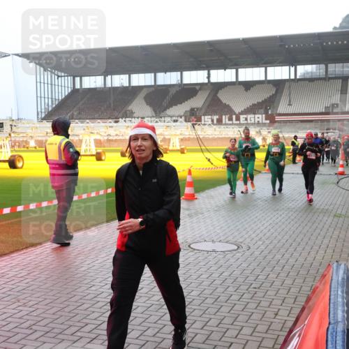 07.12.2025 - St. Pauli X-Mass-Run No. 15 Luisa Fischer http://msf.ph/oto/9384740 07.12.2025 10:16:04 Ziel 2666, 431, 436, 438, 1180, 1183, 1885, 2545, 2546, 2641, 2645, 2652, 2658, 2659, 2666, 2667, 2668, 2745, 3053, 3103, 4455, 4494, 4536 meine-sportfotos.de