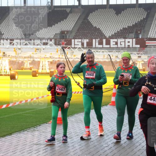 07.12.2025 - St. Pauli X-Mass-Run No. 15 Luisa Fischer http://msf.ph/oto/9384743 07.12.2025 10:16:07 Ziel 2667, 2668, 6, 4455, 2745, 2652, 431, 436, 438, 1180, 1183, 1885, 2545, 2546, 2641, 2645, 2652, 2658, 2659, 2745, 3053, 3103, 4455, 4494, 4536 meine-sportfotos.de