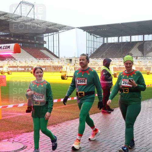 07.12.2025 - St. Pauli X-Mass-Run No. 15 Luisa Fischer http://msf.ph/oto/9384765 07.12.2025 10:16:12 Ziel 2667, 5, 2668, 266, 3, 4494, 27, 436, 1180, 1183, 1885, 2545, 2546, 2641, 2645, 2652, 2658, 2659, 2745, 3053, 3103, 4455, 4494, 4536 meine-sportfotos.de