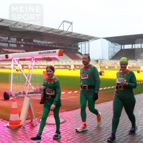 07.12.2025 - St. Pauli X-Mass-Run No. 15 Luisa Fischer http://msf.ph/oto/9384779 07.12.2025 10:16:13 Ziel 2667, 2668, 266, 2745, 436, 1180, 1183, 1885, 2545, 2546, 2641, 2645, 2652, 2658, 2659, 2745, 3053, 3103, 4455, 4494, 4536 meine-sportfotos.de