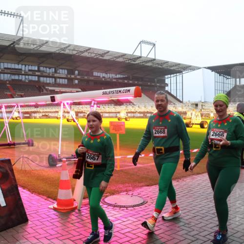 07.12.2025 - St. Pauli X-Mass-Run No. 15 Luisa Fischer http://msf.ph/oto/9384780 07.12.2025 10:16:13 Ziel 2667, 2668, 2666, 436, 1180, 1183, 1885, 2545, 2546, 2641, 2645, 2652, 2658, 2659, 2745, 3053, 3103, 4455, 4494, 4536 meine-sportfotos.de