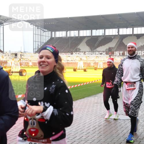 07.12.2025 - St. Pauli X-Mass-Run No. 15 Luisa Fischer http://msf.ph/oto/9384822 07.12.2025 10:16:18 Ziel 264, 3565, 2545, 2546, 2641, 2645, 2652, 2658, 2659, 2745, 3053, 4455 meine-sportfotos.de