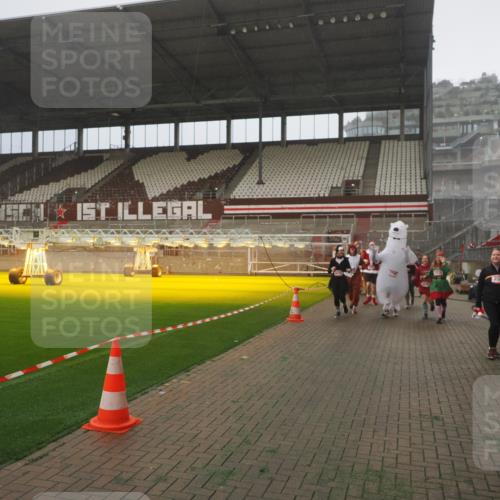 07.12.2025 - St. Pauli X-Mass-Run No. 15 Fabian Wolf http://msf.ph/oto/9384827 07.12.2025 10:12:42 Ziel 9, 18, 2758, 2760, 2770, 3040, 3428, 3514, 3551, 3557, 3585, 3799, 3834, 3836 meine-sportfotos.de