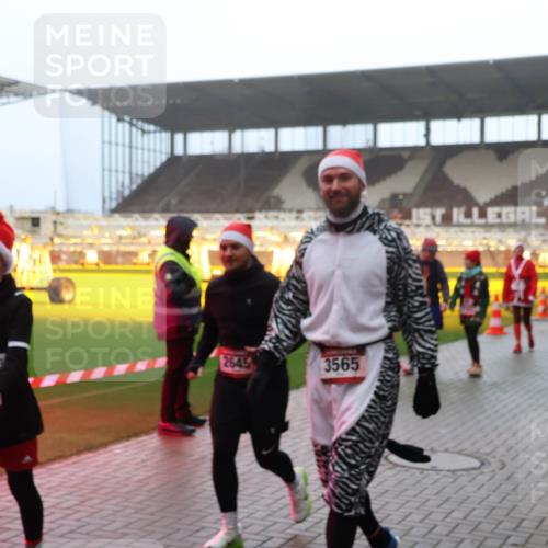 07.12.2025 - St. Pauli X-Mass-Run No. 15 Luisa Fischer http://msf.ph/oto/9384829 07.12.2025 10:16:19 Ziel 2645, 3565, 2545, 2546, 2641, 2645, 2652, 2658, 2659, 2745, 3053, 4455 meine-sportfotos.de