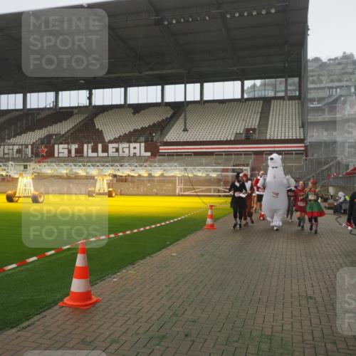 07.12.2025 - St. Pauli X-Mass-Run No. 15 Fabian Wolf http://msf.ph/oto/9384833 07.12.2025 10:12:42 Ziel 9, 18, 2758, 2760, 2770, 3040, 3428, 3514, 3551, 3557, 3585, 3799, 3834, 3836 meine-sportfotos.de
