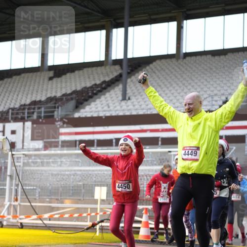 07.12.2025 - St. Pauli X-Mass-Run No. 15 Patografie http://msf.ph/oto/9384872 07.12.2025 10:28:41 Ziel 1095, 1566, 2046, 2051, 2397, 2912, 2913, 3209, 3218, 3377, 4414, 4446, 4449, 4450, 4543, 4544 meine-sportfotos.de