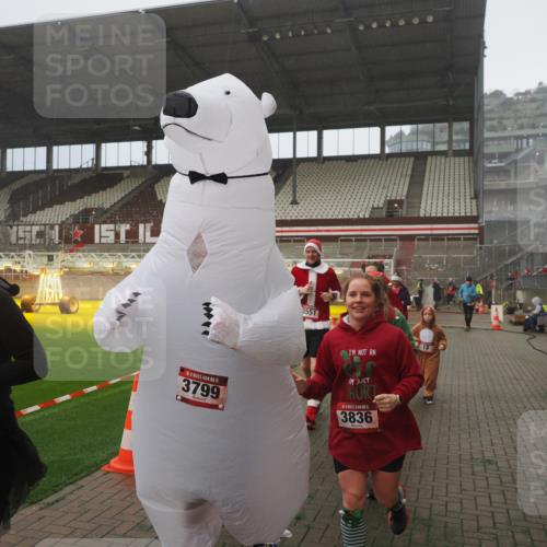 07.12.2025 - St. Pauli X-Mass-Run No. 15 Fabian Wolf http://msf.ph/oto/9384876 07.12.2025 10:12:47 Ziel 9, 18, 938, 2770, 3040, 3428, 3514, 3551, 3557, 3585, 3799, 3834, 3836 meine-sportfotos.de