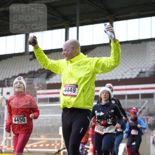 07.12.2025 - St. Pauli X-Mass-Run No. 15 Patografie http://msf.ph/oto/9384882 07.12.2025 10:28:42 Ziel 1095, 1566, 2046, 2051, 2397, 2912, 2913, 3209, 3218, 3377, 4414, 4446, 4449, 4450, 4543, 4544 meine-sportfotos.de
