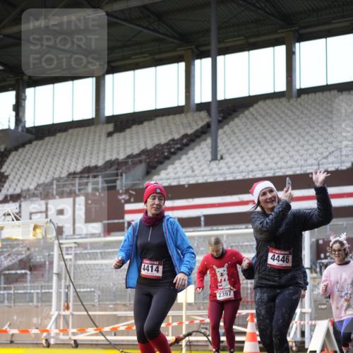 07.12.2025 - St. Pauli X-Mass-Run No. 15 Patografie http://msf.ph/oto/9384901 07.12.2025 10:28:43 Ziel 1095, 1566, 2046, 2051, 2397, 2913, 3209, 4265, 4291, 4414, 4446, 4449, 4450, 4543, 4544 meine-sportfotos.de