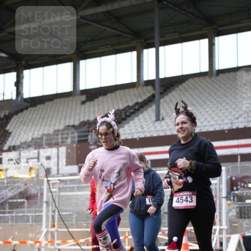 07.12.2025 - St. Pauli X-Mass-Run No. 15 Patografie http://msf.ph/oto/9384922 07.12.2025 10:28:45 Ziel 1095, 1308, 1330, 1566, 2046, 2051, 2397, 4265, 4291, 4414, 4446, 4449, 4450, 4543, 4544 meine-sportfotos.de