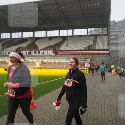 07.12.2025 - St. Pauli X-Mass-Run No. 15 Fabian Wolf http://msf.ph/oto/9384946 07.12.2025 10:12:51 Ziel 9, 18, 80, 938, 2687, 3040, 3428, 3514, 3551, 3557, 3799, 3834, 3836, 4487 meine-sportfotos.de
