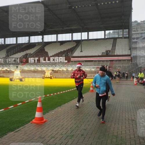 07.12.2025 - St. Pauli X-Mass-Run No. 15 Fabian Wolf http://msf.ph/oto/9384978 07.12.2025 10:12:56 Ziel 9, 18, 80, 938, 1397, 2687, 3040, 3428, 3514, 3551, 3557, 3799, 3834, 3836, 4487 meine-sportfotos.de