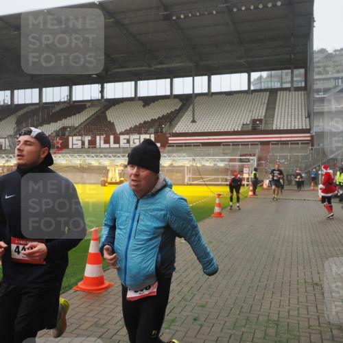07.12.2025 - St. Pauli X-Mass-Run No. 15 Fabian Wolf http://msf.ph/oto/9385016 07.12.2025 10:12:57 Ziel 9, 18, 80, 938, 1397, 2687, 3040, 3551, 3557, 4487 meine-sportfotos.de