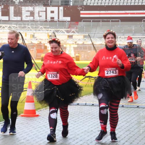 07.12.2025 - St. Pauli X-Mass-Run No. 15 Luisa Fischer http://msf.ph/oto/9385039 07.12.2025 10:16:49 Ziel 7, 1328, 2743, 4363, 4510, 394, 1328, 2185, 2266, 2545, 2546, 2743, 4362, 4363, 4510 meine-sportfotos.de