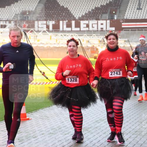 07.12.2025 - St. Pauli X-Mass-Run No. 15 Luisa Fischer http://msf.ph/oto/9385071 07.12.2025 10:16:51 Ziel 15, 1328, 15, 2743, 43, 4363, 4510, 394, 1328, 2185, 2266, 2545, 2546, 2743, 4362, 4363, 4510 meine-sportfotos.de