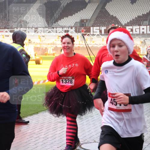 07.12.2025 - St. Pauli X-Mass-Run No. 15 Luisa Fischer http://msf.ph/oto/9385150 07.12.2025 10:16:52 Ziel 15, 1328, 0, 4362, 45, 4363, 2185, 394, 1328, 2185, 2266, 2545, 2743, 4362, 4363, 4510 meine-sportfotos.de