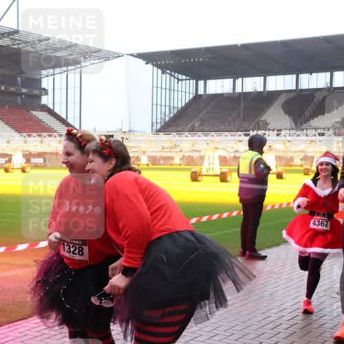 07.12.2025 - St. Pauli X-Mass-Run No. 15 Luisa Fischer http://msf.ph/oto/9385185 07.12.2025 10:16:55 Ziel 15, 1328, 4362, 4363, 394, 1328, 2185, 2266, 2743, 3633, 4362, 4363, 4510, 4769 meine-sportfotos.de
