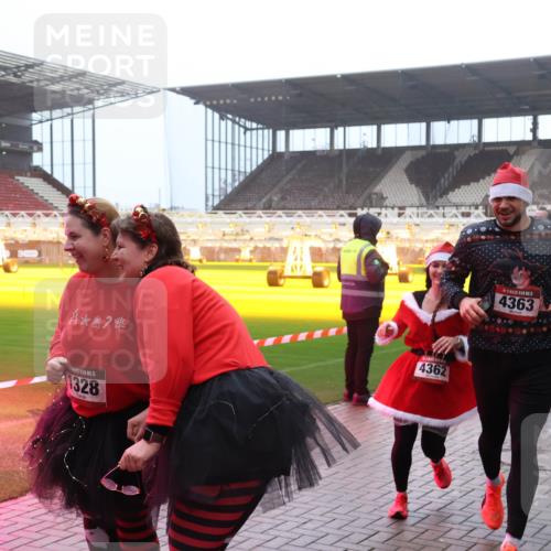 07.12.2025 - St. Pauli X-Mass-Run No. 15 Luisa Fischer http://msf.ph/oto/9385187 07.12.2025 10:16:55 Ziel 4362, 1328, 5, 4363, 2185, 394, 1328, 2185, 2266, 2743, 3633, 4362, 4363, 4510, 4769 meine-sportfotos.de