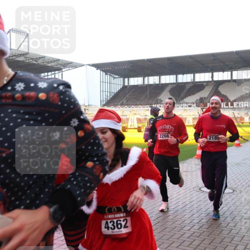 07.12.2025 - St. Pauli X-Mass-Run No. 15 Luisa Fischer http://msf.ph/oto/9385198 07.12.2025 10:16:57 Ziel 4363, 5, 4362, 2266, 2185, 394, 1328, 2185, 2266, 2743, 3633, 4356, 4359, 4362, 4363, 4510, 4769 meine-sportfotos.de