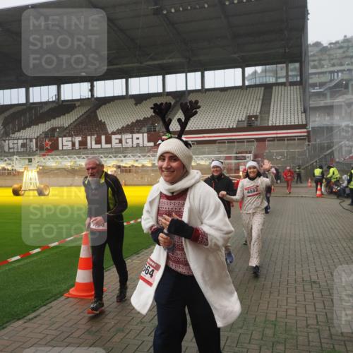 07.12.2025 - St. Pauli X-Mass-Run No. 15 Fabian Wolf http://msf.ph/oto/9385217 07.12.2025 10:13:17 Ziel 1044, 1062, 1126, 1220, 1733, 2711, 2712, 3588, 3589, 4081, 4082, 4083, 4664 meine-sportfotos.de