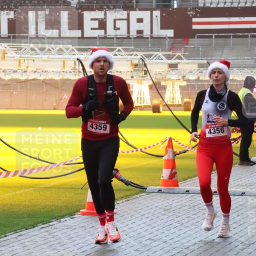 07.12.2025 - St. Pauli X-Mass-Run No. 15 Luisa Fischer http://msf.ph/oto/9385236 07.12.2025 10:17:05 Ziel 4359, 4356, 3633, 394, 1328, 1620, 1989, 1997, 2185, 2266, 2694, 2743, 3633, 4356, 4359, 4362, 4363, 4510, 4769 meine-sportfotos.de