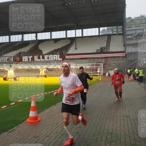 07.12.2025 - St. Pauli X-Mass-Run No. 15 Fabian Wolf http://msf.ph/oto/9385276 07.12.2025 10:13:22 Ziel 1044, 1062, 1126, 1220, 3588, 3589, 4081, 4082, 4083, 4664 meine-sportfotos.de