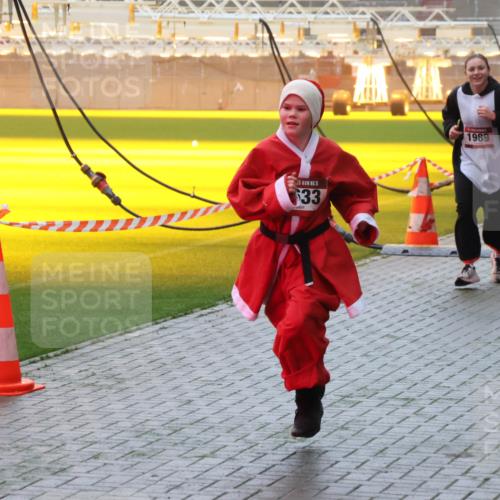 07.12.2025 - St. Pauli X-Mass-Run No. 15 Luisa Fischer http://msf.ph/oto/9385289 07.12.2025 10:17:09 Ziel 5, 33, 1989, 1328, 1620, 1762, 1989, 1997, 2185, 2266, 2694, 2743, 3633, 4356, 4359, 4362, 4363, 4510, 4769 meine-sportfotos.de