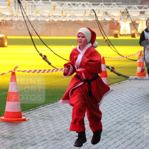 07.12.2025 - St. Pauli X-Mass-Run No. 15 Luisa Fischer http://msf.ph/oto/9385291 07.12.2025 10:17:09 Ziel 1989, 1328, 1620, 1762, 1989, 1997, 2185, 2266, 2694, 2743, 3633, 4356, 4359, 4362, 4363, 4510, 4769 meine-sportfotos.de