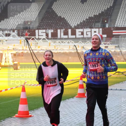 07.12.2025 - St. Pauli X-Mass-Run No. 15 Luisa Fischer http://msf.ph/oto/9385319 07.12.2025 10:17:12 Ziel 15, 1989, 15, 1997, 388, 1328, 1620, 1762, 1989, 1997, 2185, 2266, 2694, 2743, 3633, 3987, 4356, 4359, 4362, 4363, 4510, 4769 meine-sportfotos.de