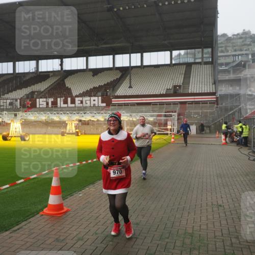 07.12.2025 - St. Pauli X-Mass-Run No. 15 Fabian Wolf http://msf.ph/oto/9385386 07.12.2025 10:13:38 Ziel 88, 970, 1699, 2905 meine-sportfotos.de